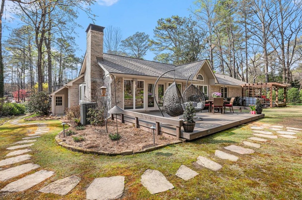 7265 Hunters Branch Dr, Atlanta GA  30328-1718 exterior