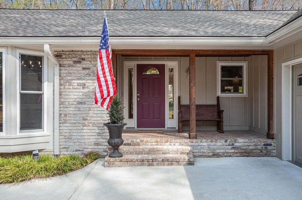 7265 Hunters Branch Dr, Atlanta GA  30328-1718 exterior