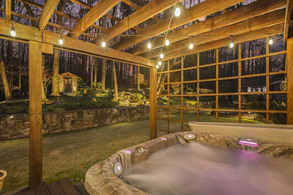 7265 Hunters Branch Dr, Atlanta GA  30328-1718 exterior
