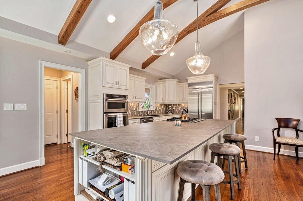 7265 Hunters Branch Dr, Atlanta GA  30328-1718 exterior