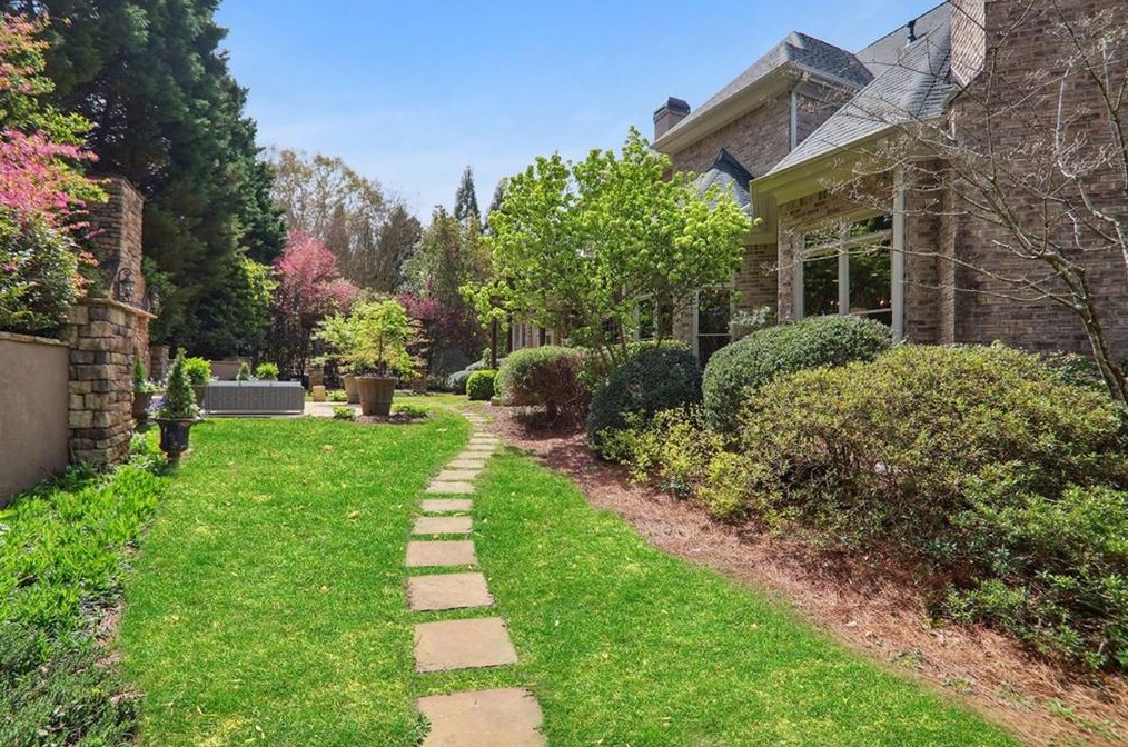 624 Windsor Pkwy, Atlanta GA  30342-2802 exterior