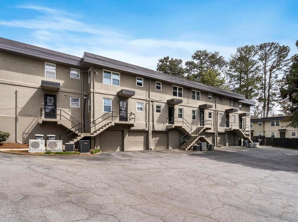 4060 Haverhill Dr, Atlanta GA  30342-3816 exterior