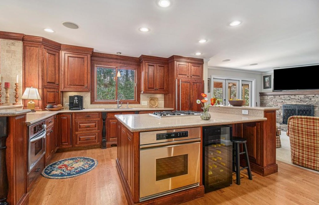 7320 Hunters Branch Dr, Atlanta GA  30328-1721 exterior