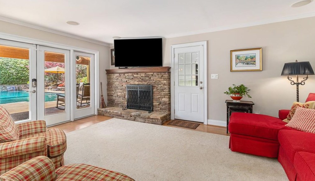 7320 Hunters Branch Dr, Atlanta GA  30328-1721 exterior