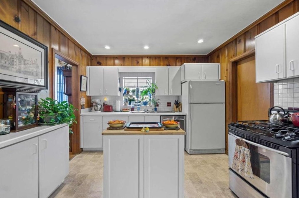 2437 Woodland Cir, Atlanta GA  30344-2735 exterior