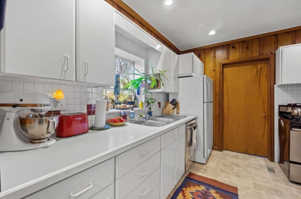 2437 Woodland Cir, Atlanta GA  30344-2735 exterior