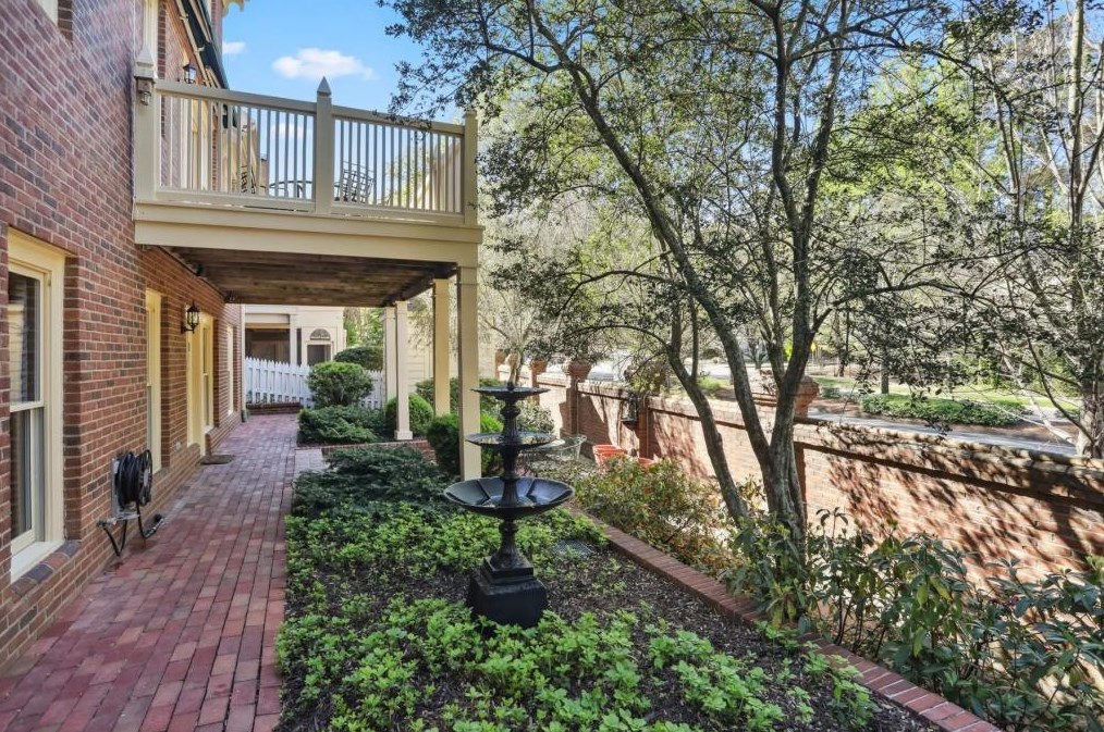 1189 Vlg Cv, Atlanta GA 30319-5308 exterior