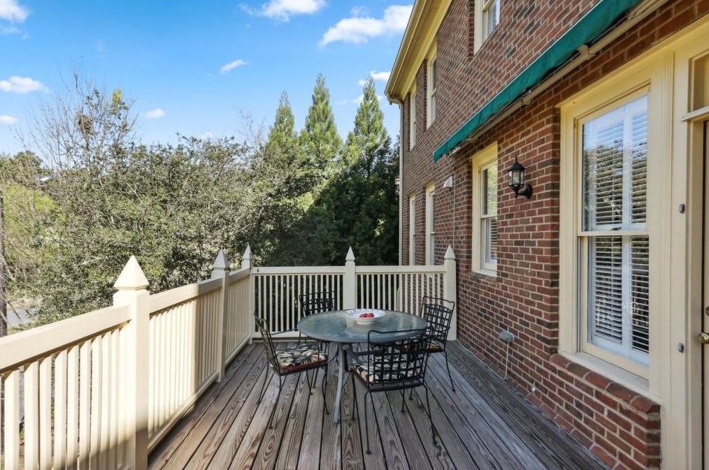 1189 Vlg Cv, Atlanta GA 30319-5308 exterior