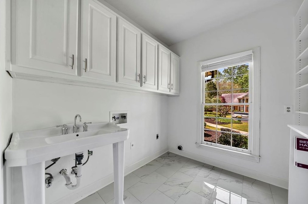 1635 Lazy River Ln, Atlanta GA  30350-3523 exterior