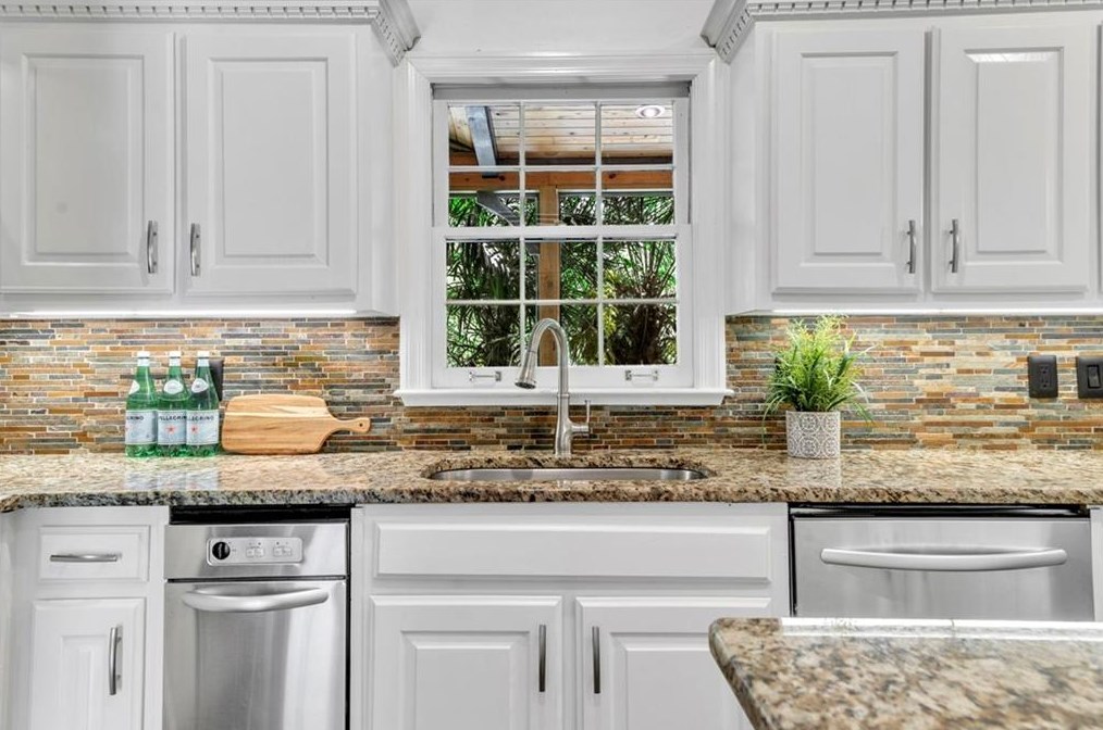 1635 Lazy River Ln, Atlanta GA  30350-3523 exterior