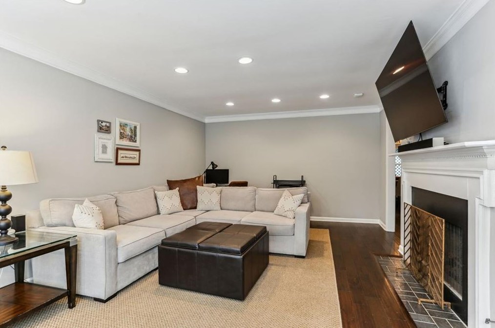 228 Peachtree Hollow Ct, Atlanta GA  30328-1643 exterior