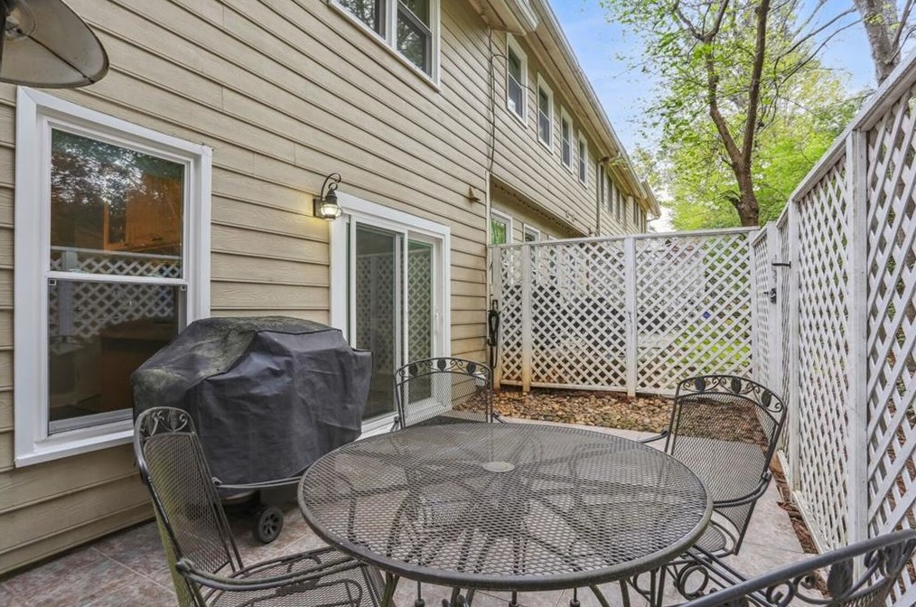 228 Peachtree Hollow Ct, Atlanta GA  30328-1643 exterior