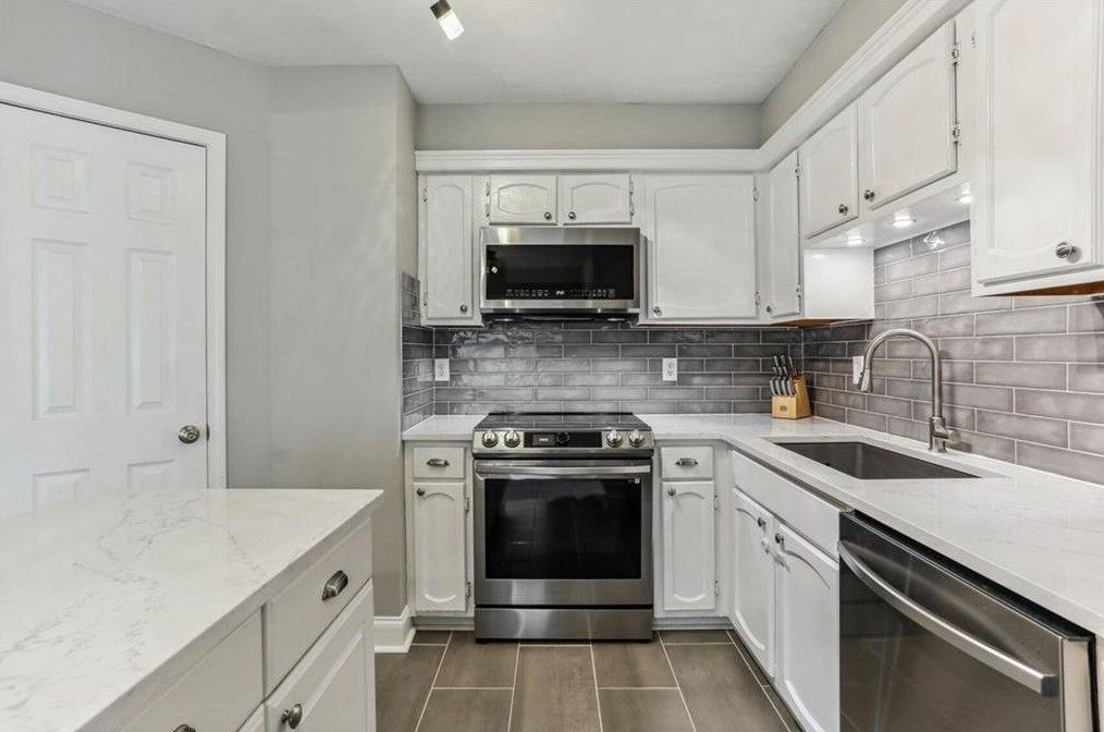 228 Peachtree Hollow Ct, Atlanta GA  30328-1643 exterior