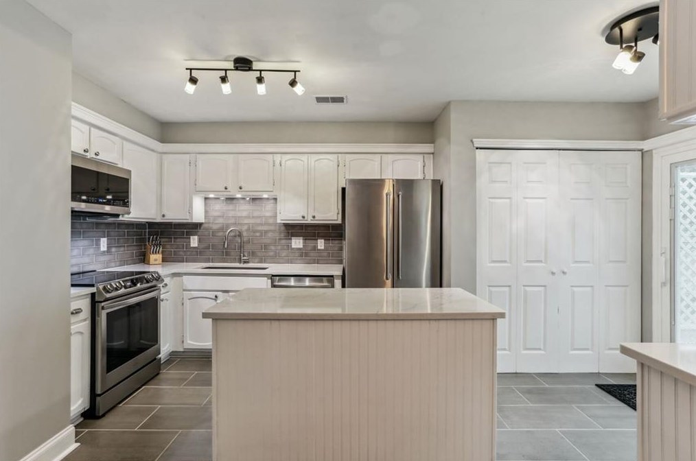 228 Peachtree Hollow Ct, Atlanta GA  30328-1643 exterior