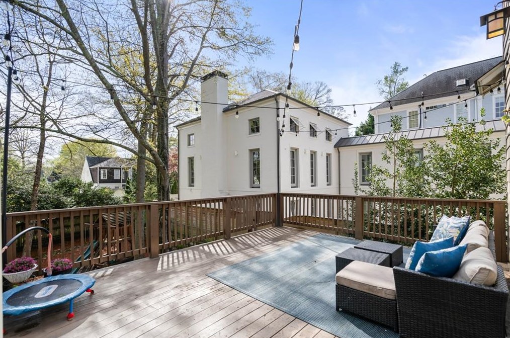 2601 Brookwood Dr, Atlanta GA  30305-3752 exterior