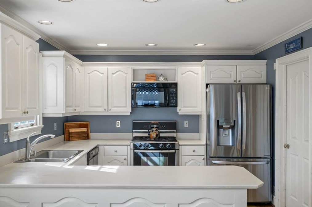 2601 Brookwood Dr, Atlanta GA  30305-3752 exterior