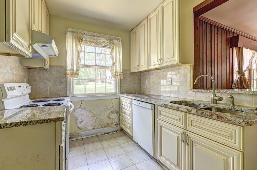 1186 Thomas Rd, Decatur GA  30030-4615 exterior