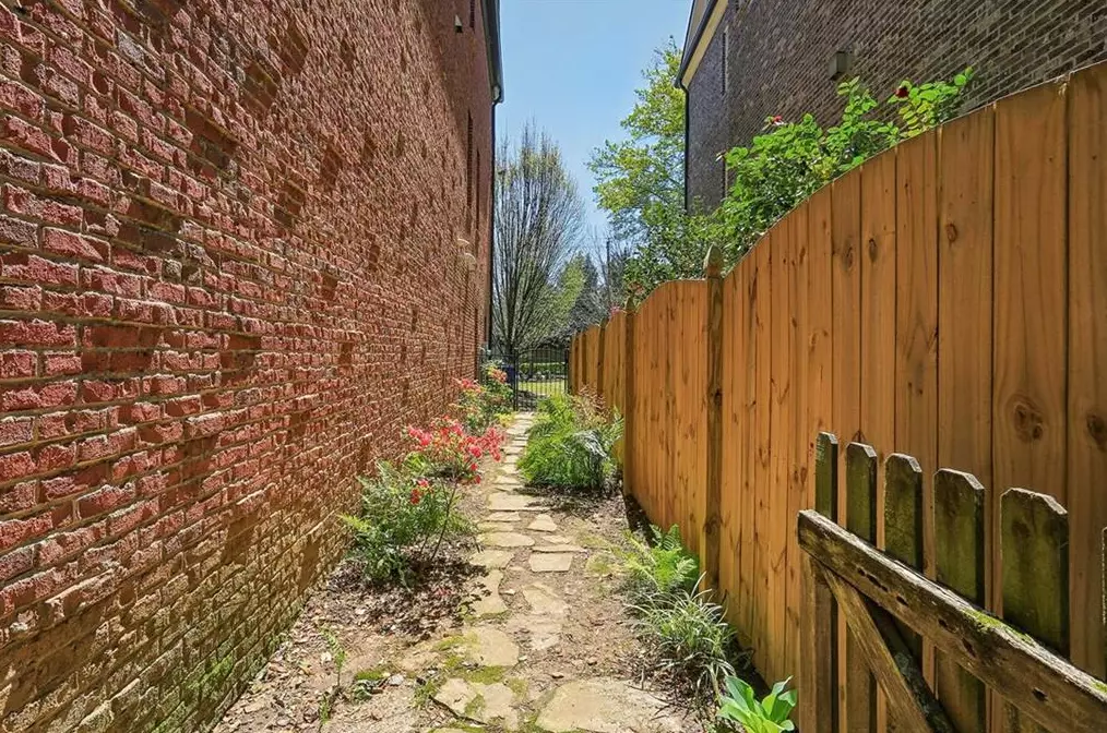 1282 Windsor Pkwy, Atlanta GA  30319-2651 exterior