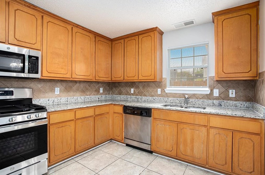 5696 Colonnade Dr, Rex GA 30273-5019 exterior