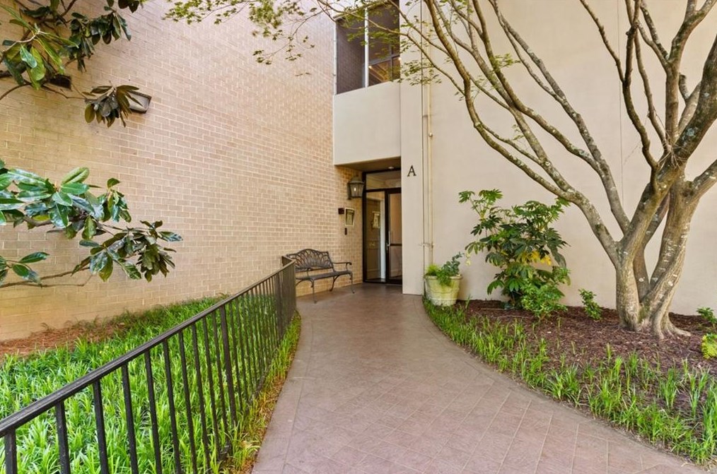 2734 Peachtree Rd, Atlanta GA  30305-2909 exterior
