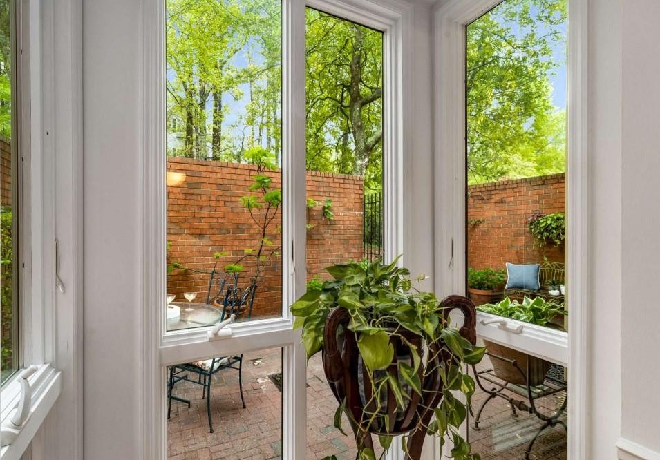69 Willow Gln, Atlanta GA  30342-1341 exterior