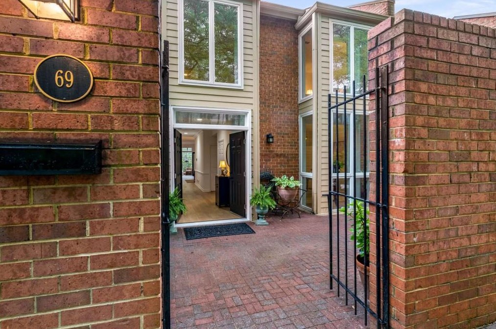 69 Willow Gln, Atlanta GA  30342-1341 exterior