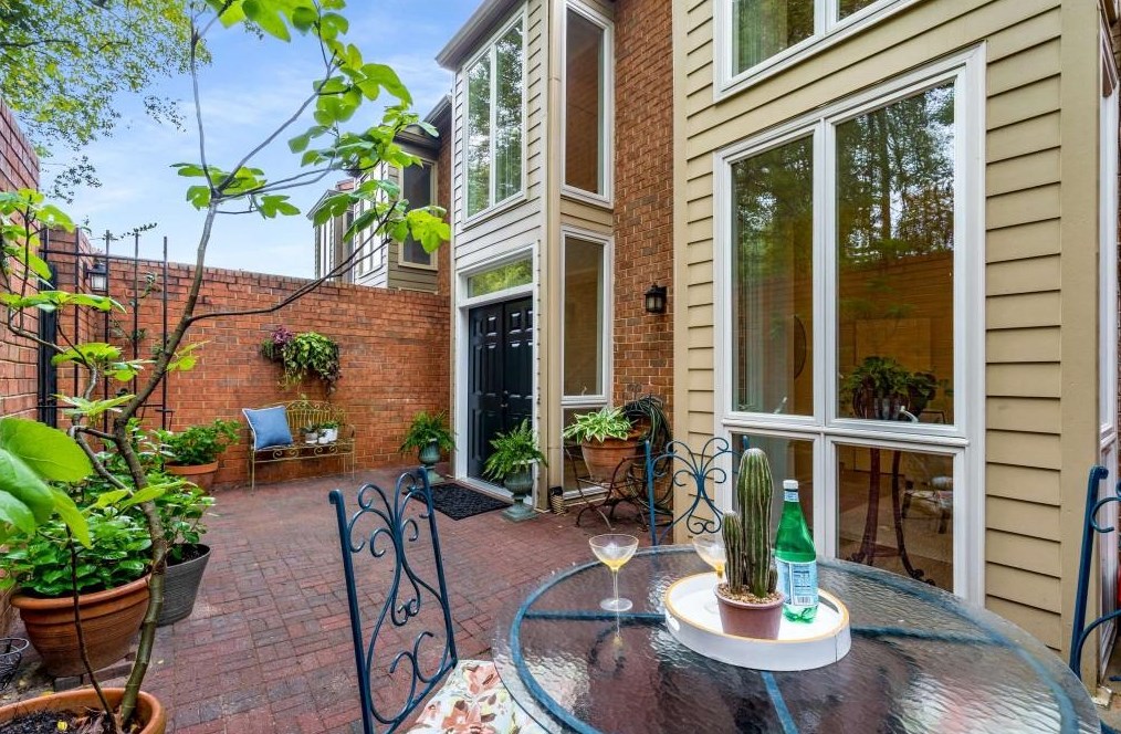 69 Willow Gln, Atlanta GA  30342-1341 exterior
