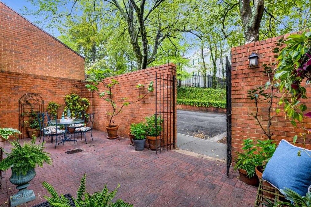 69 Willow Gln, Atlanta GA  30342-1341 exterior