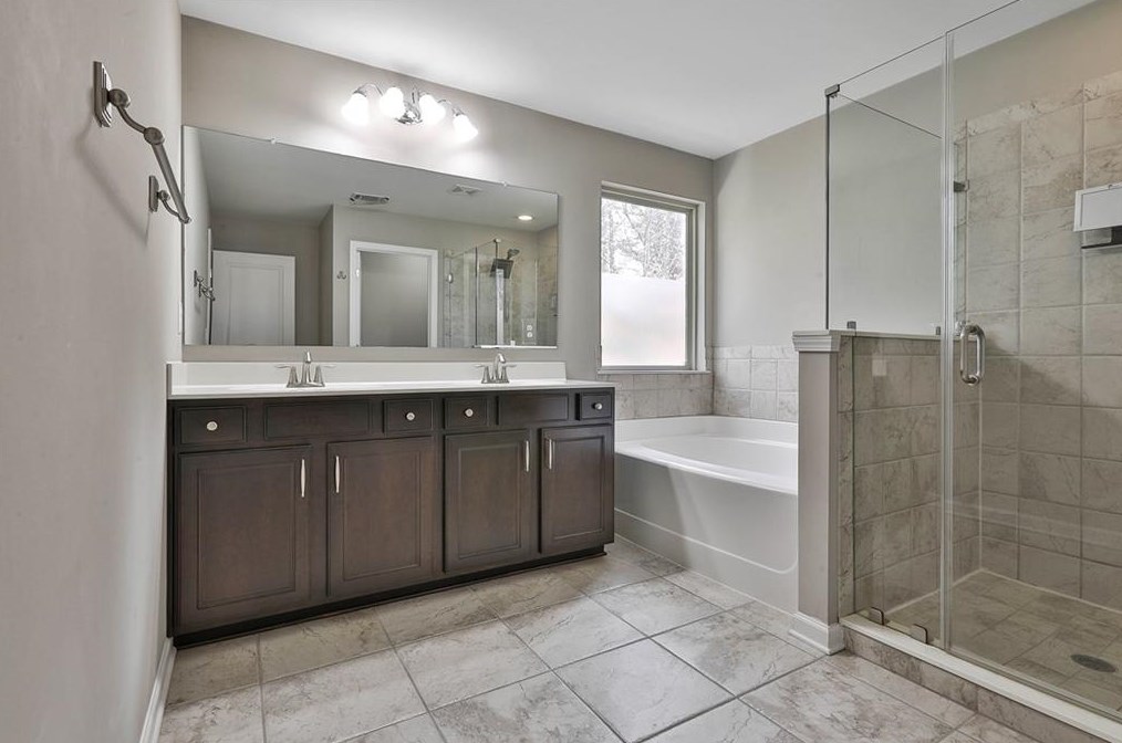 1568 Lenox Overlook Rd, Atlanta GA  30329-1528 exterior