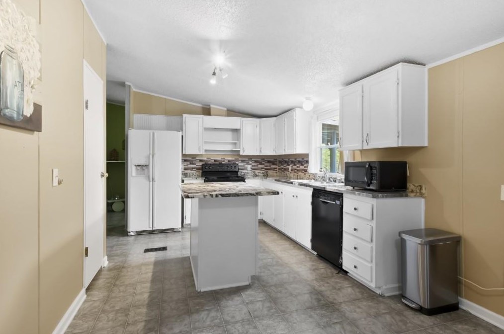 2560 Winding Lake Trl, Conyers GA  30012-2492 exterior