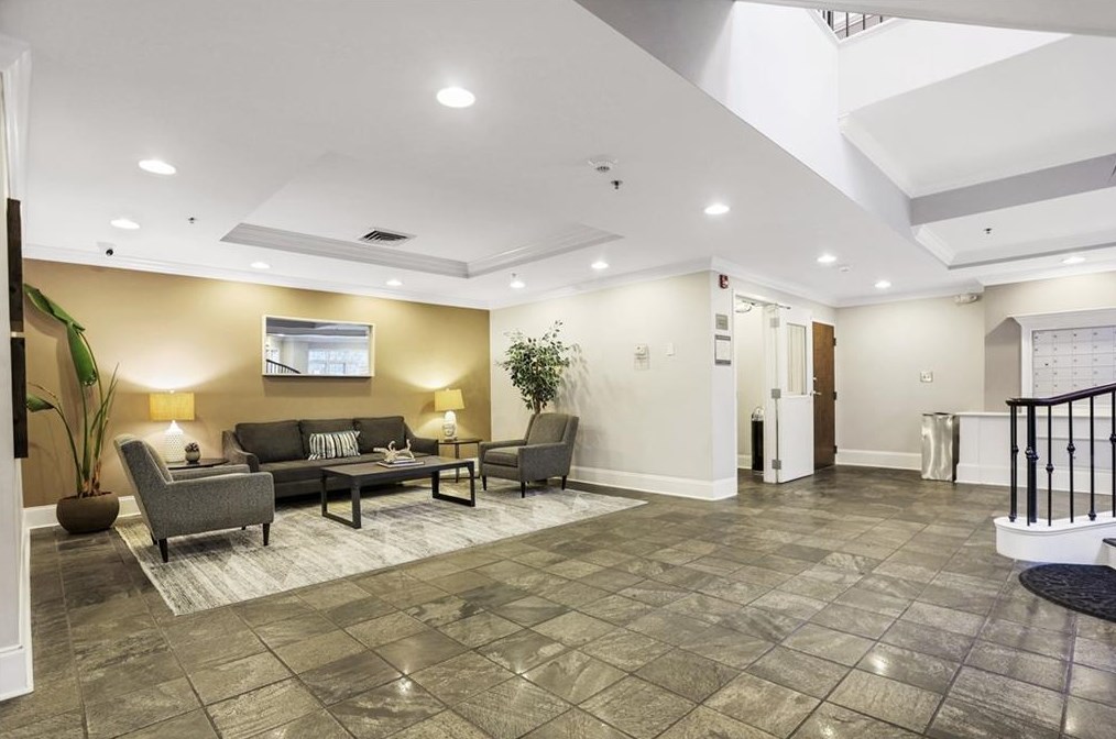 560 Dutch Valley Rd, Atlanta GA  30324-5304 exterior