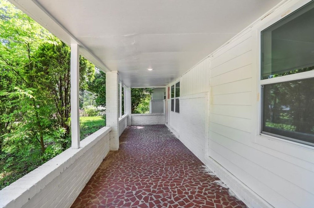 1333 Snapfinger Rd, Decatur GA  30032-4765 exterior