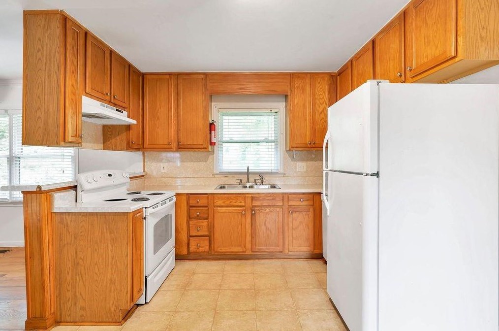 1483 Thomas Rd, Decatur GA  30030-4624 exterior