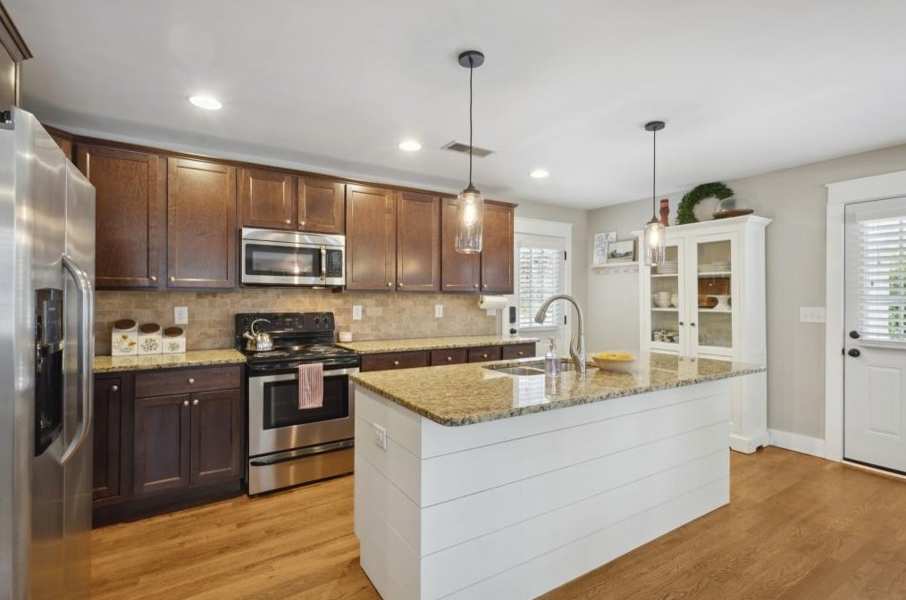 2726 Eastfield Rd, Smyrna GA  30080-3402 exterior