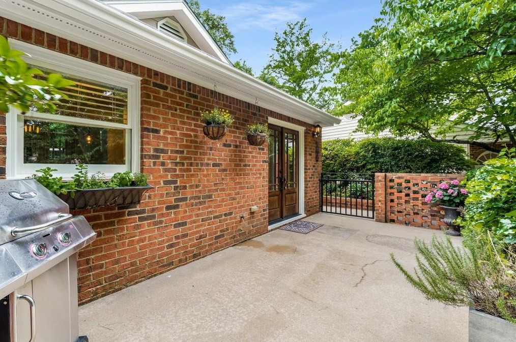 1810 Rockridge Pl, Atlanta GA  30324-5264 exterior