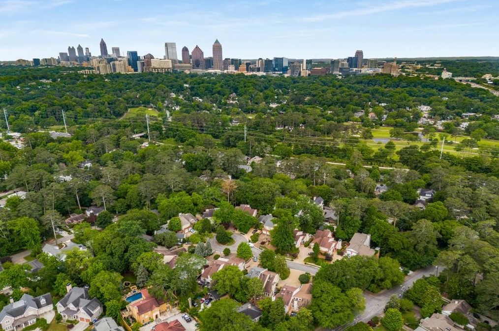1810 Rockridge Pl, Atlanta GA  30324-5264 exterior