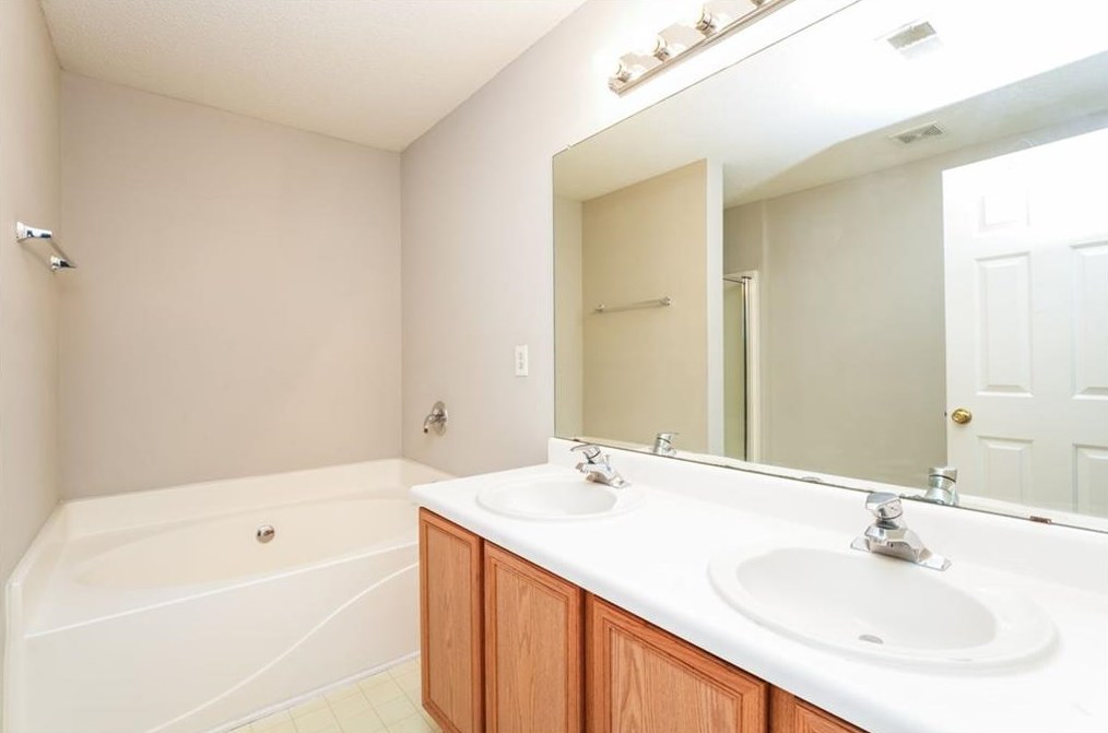 1814 Chickory Ct, Stockbridge GA  30281-7945 exterior