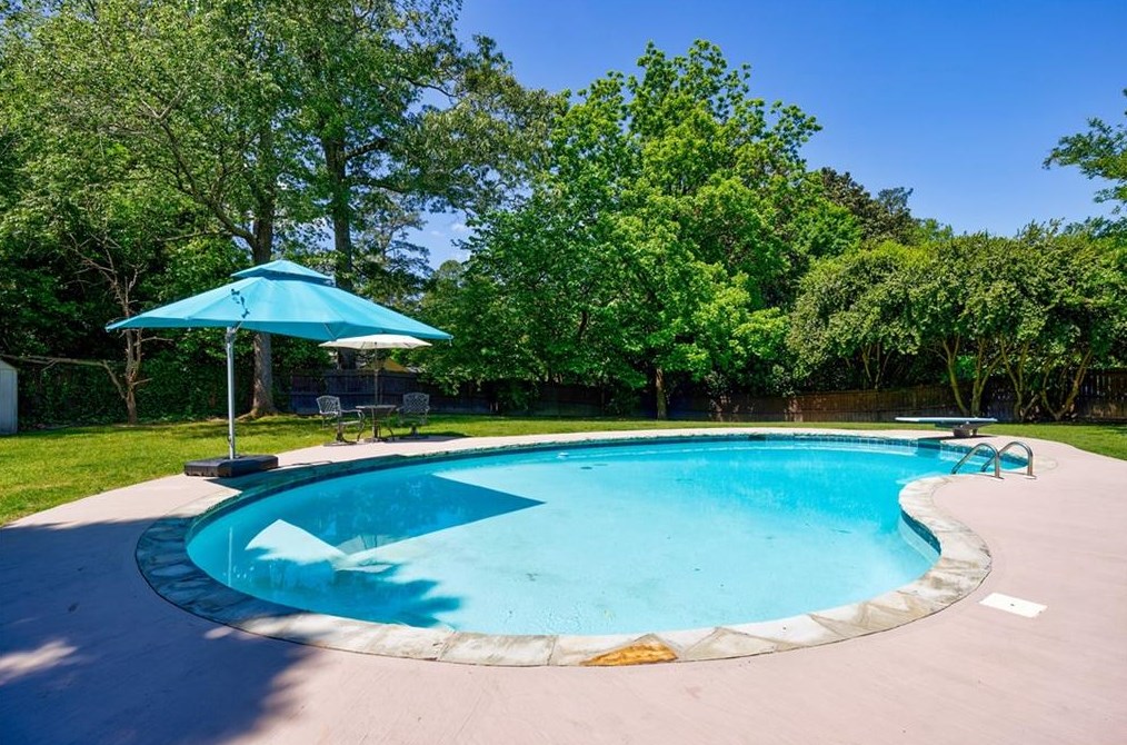 4804 Chamblee Dunwoody Rd, Atlanta GA  30338-5606 exterior
