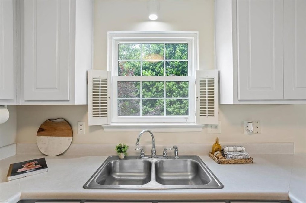 6775 Chesepeake Pt, Rex GA 30273-2236 exterior