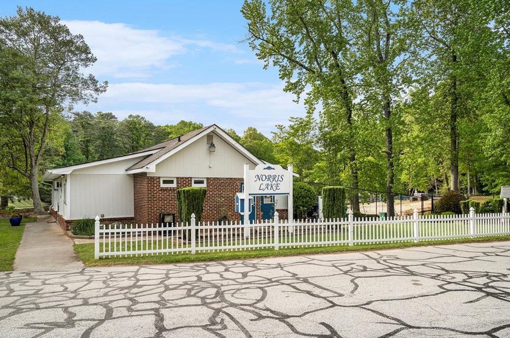 8486 Lake Dr, Lithonia GA  30039-6562 exterior