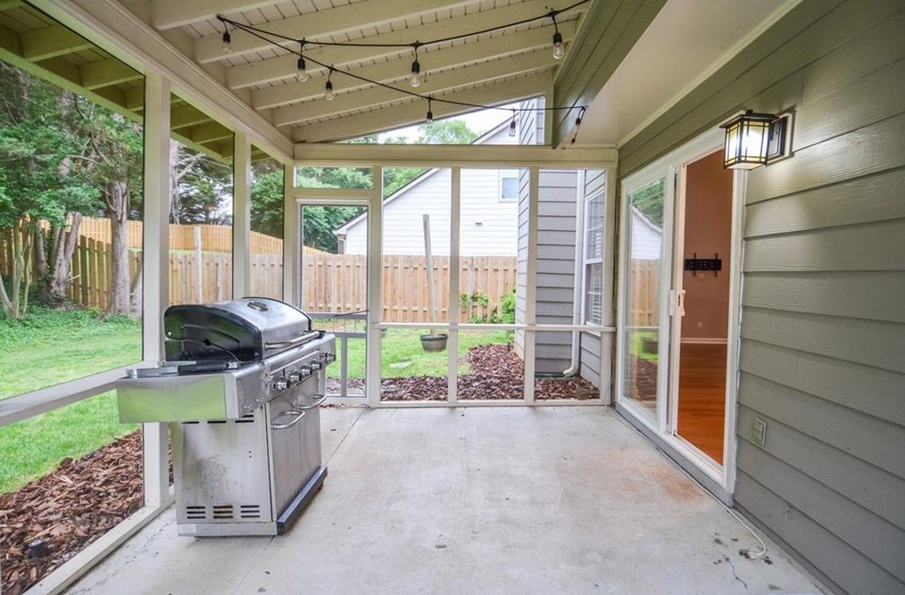 2305 Ashton Dr, Roswell GA  30076-4233 exterior