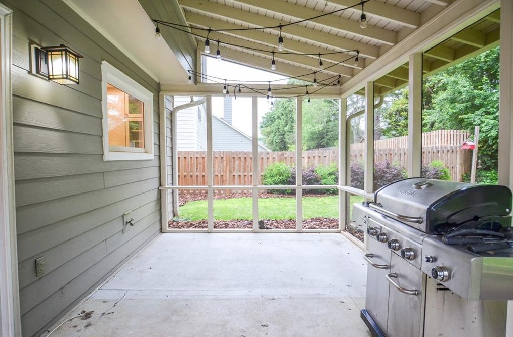 2305 Ashton Dr, Roswell GA  30076-4233 exterior