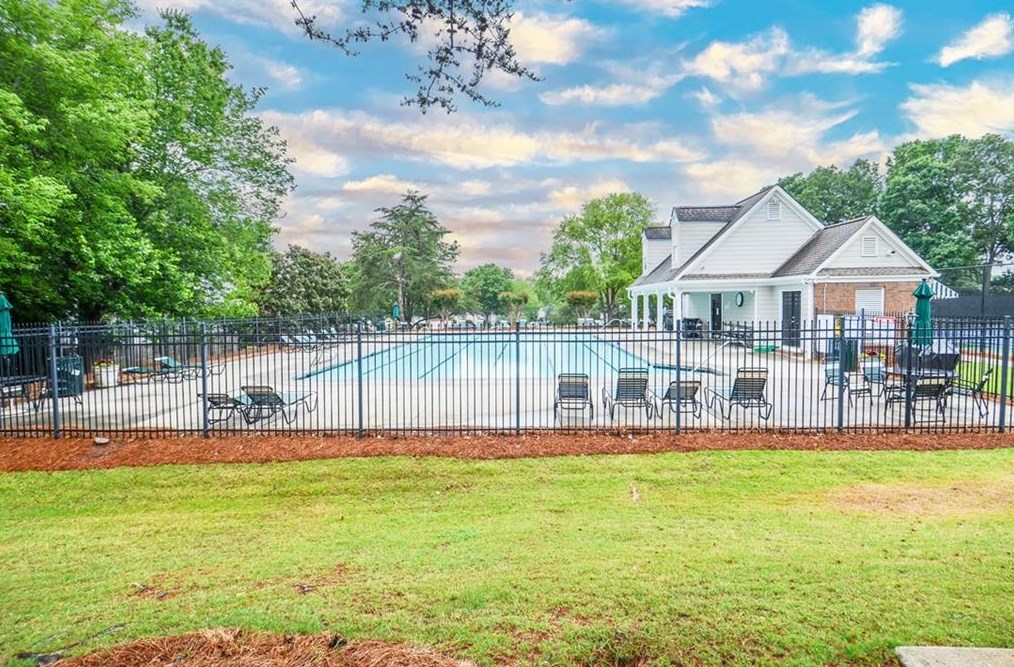 2305 Ashton Dr, Roswell GA  30076-4233 exterior