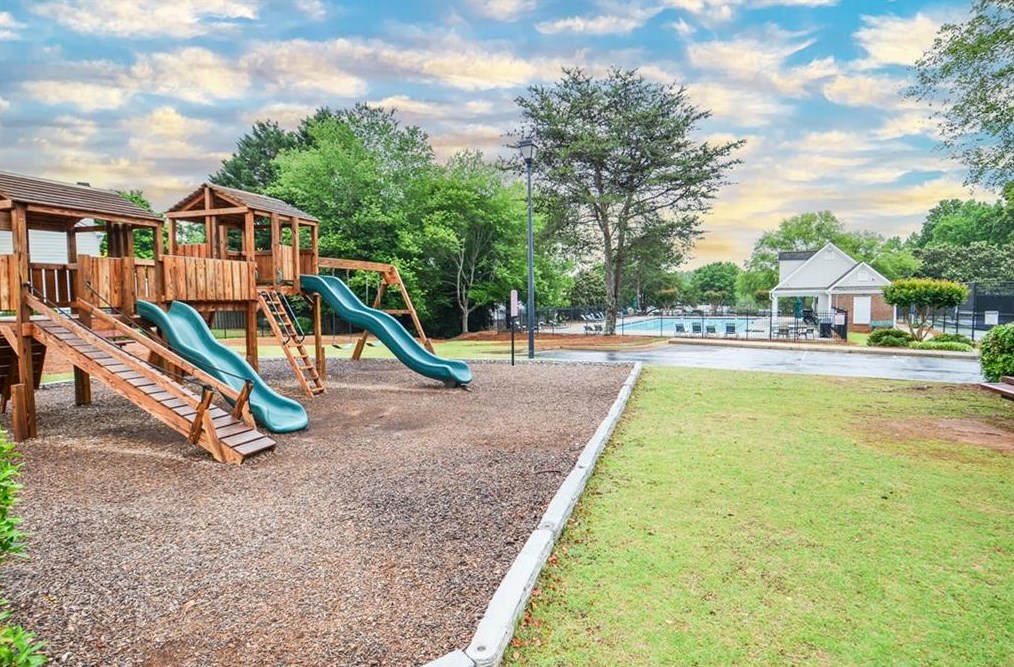 2305 Ashton Dr, Roswell GA  30076-4233 exterior