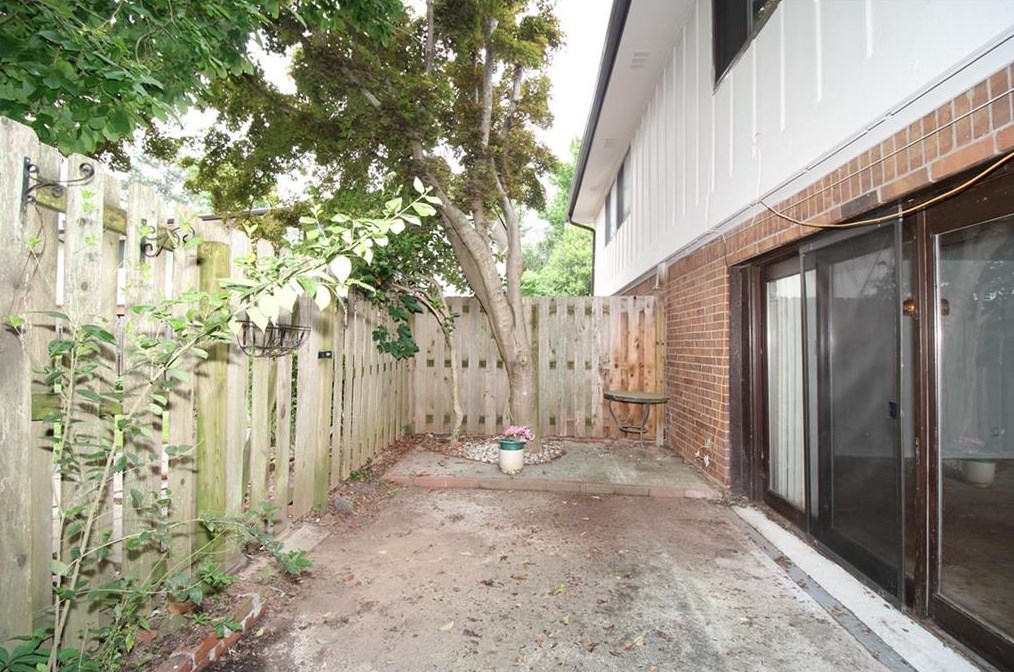 2562 Bradford Sq, Atlanta GA  30345-1366 exterior