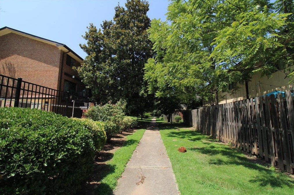 2562 Bradford Sq, Atlanta GA  30345-1366 exterior