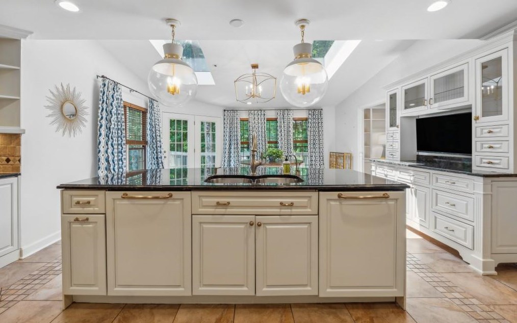 5510 Shiver Smt, Atlanta GA  30342-1429 exterior