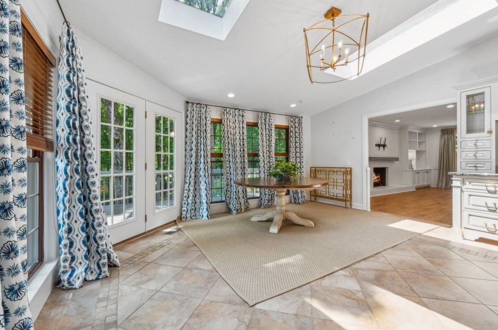 5510 Shiver Smt, Atlanta GA  30342-1429 exterior