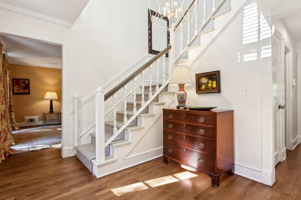 5510 Shiver Smt, Atlanta GA  30342-1429 exterior