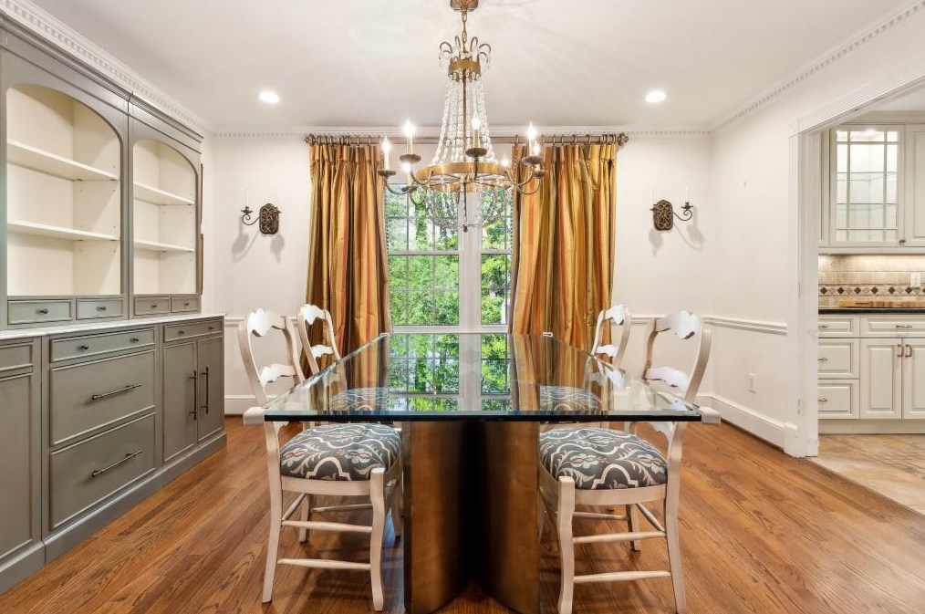 5510 Shiver Smt, Atlanta GA  30342-1429 exterior